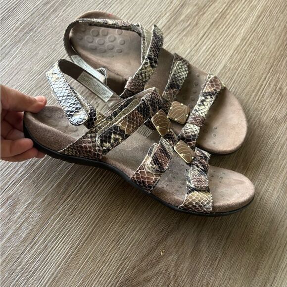 Vionic Rest Amber Natural Beige Snake Sandals in size 7 - Picture 5 of 8